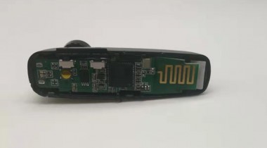藍(lán)牙耳機上的輕觸開關(guān)